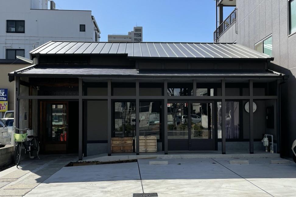 堺市堺区市之町東二丁の賃貸物件/建物外観。前面に見える場所はオーナーが運営する「紙と箱」に関するお店と喫茶併設。