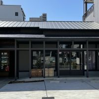 堺市堺区市之町東二丁の賃貸物件/建物外観。前面に見える場所はオーナーが運営する「紙と箱」に関するお店と喫茶併設。