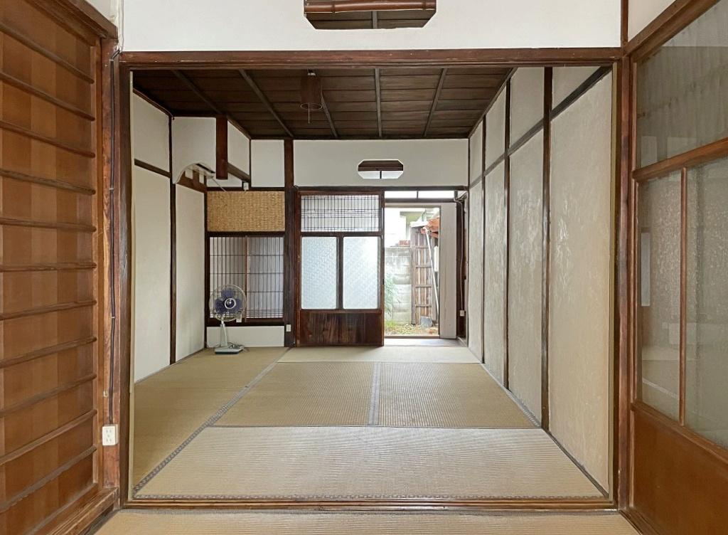 堺市堺区南島町2丁目の賃貸物件/1階の和室部分、奥には小さな中庭が見えます
