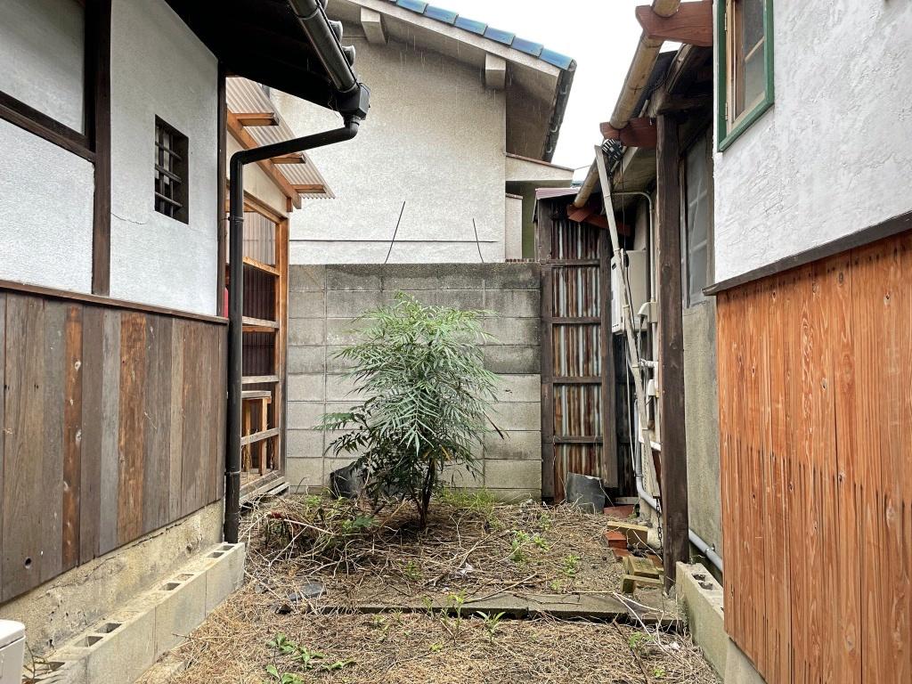 堺市堺区南島町2丁目の賃貸物件/中庭。少し手を加えればより素敵な空間になりそう
