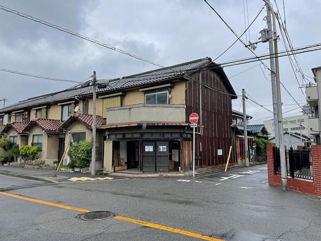 堺市堺区南島町2丁目の賃貸物件/外観。まさに区画の角地に位置しています