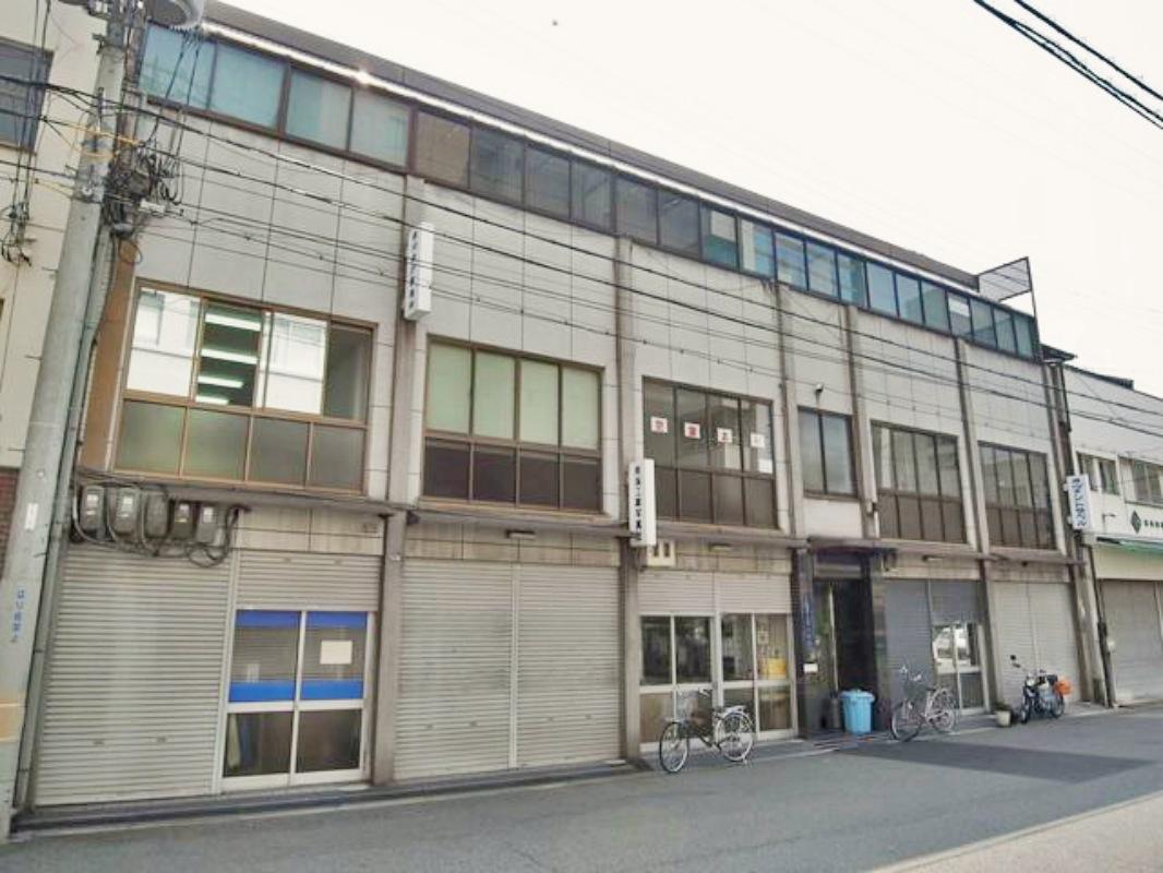 大阪市中央区淡路町1丁目の賃貸物件/工場のような渋い外観。２階のサッシの工夫が面白い。