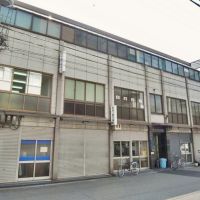 大阪市中央区淡路町1丁目の賃貸物件/工場のような渋い外観。２階のサッシの工夫が面白い。