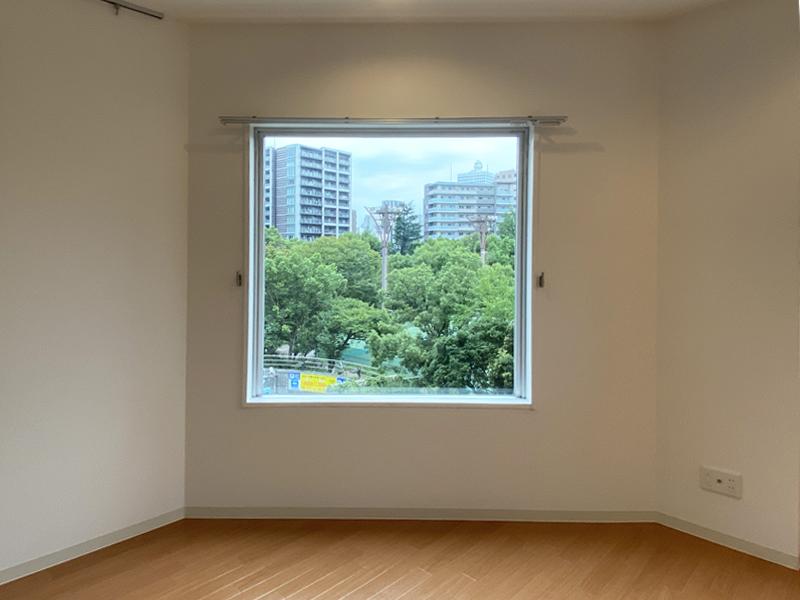 大阪市西区靱本町2丁目の賃貸物件/ランダムな窓が緑をトリミングしてくれます。
