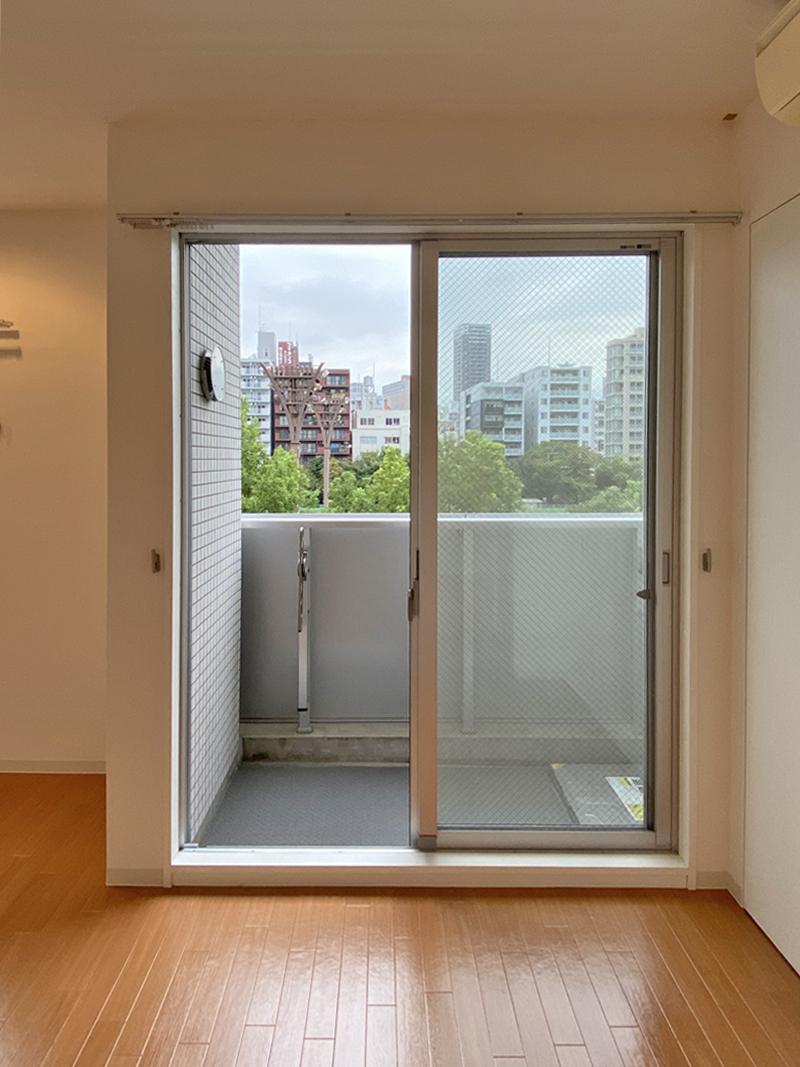 大阪市西区靱本町2丁目の賃貸物件/玄関の直線上にてバルコニーが出迎えてくれます。