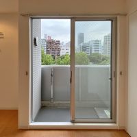 大阪市西区靱本町2丁目の賃貸物件/玄関の直線上にてバルコニーが出迎えてくれます。