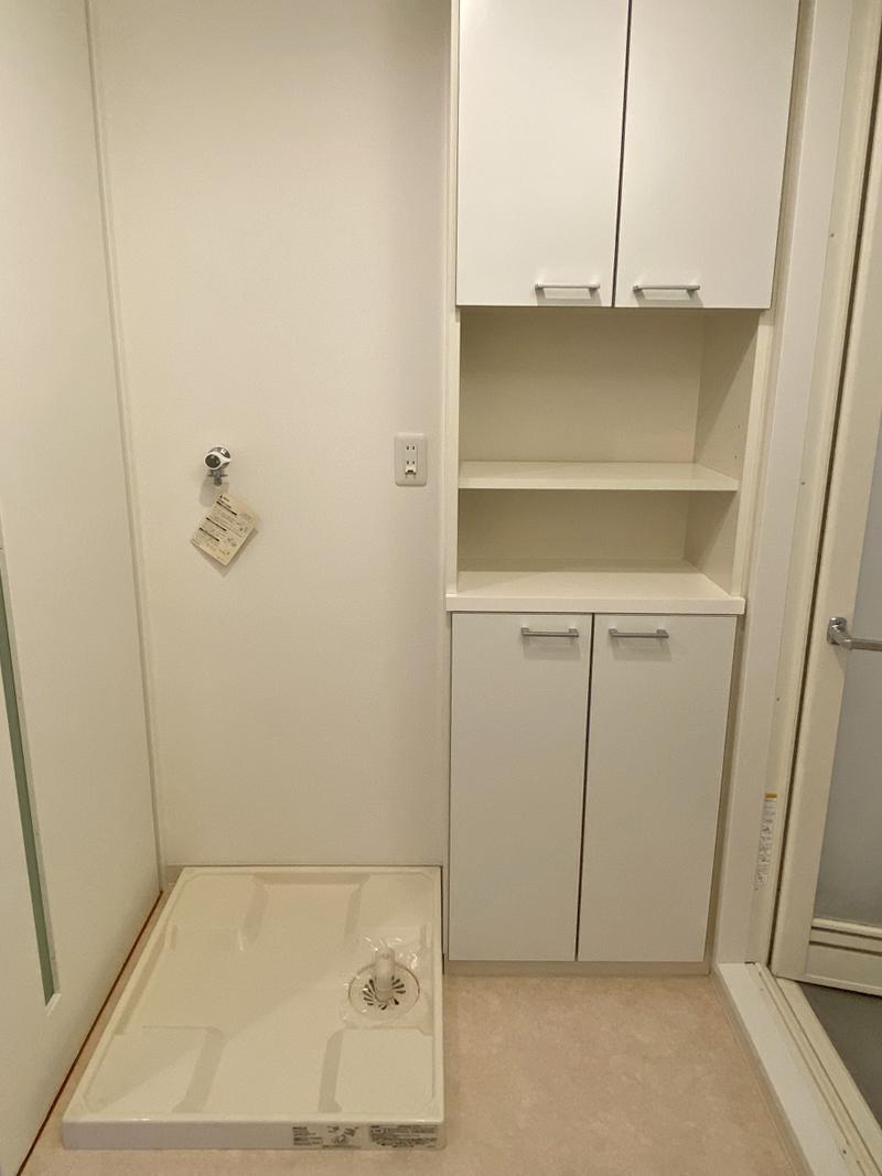 大阪市西区靱本町2丁目の賃貸物件/洗濯機置き場の横には収納棚。賃貸でタオル置き場まで考えてくれるなんて。