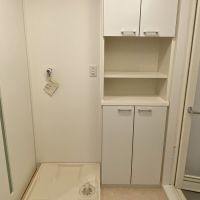 大阪市西区靱本町2丁目の賃貸物件/洗濯機置き場の横には収納棚。賃貸でタオル置き場まで考えてくれるなんて。