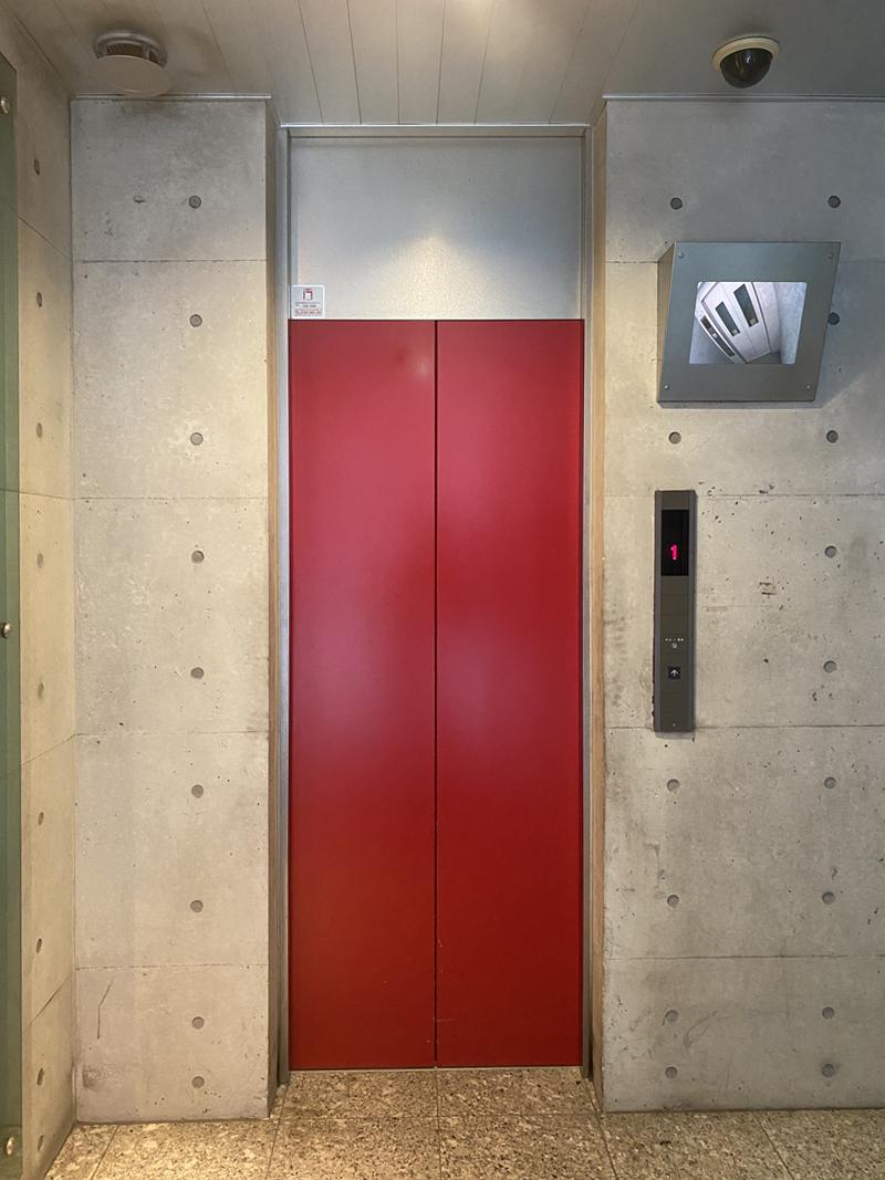大阪市西区靱本町2丁目の賃貸物件/打放しのエレベーターホール