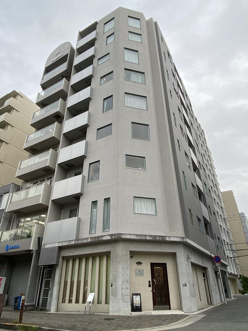 大阪市西区靱本町2丁目の賃貸物件/ランダムに設けられた窓が特徴の外観