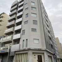 大阪市西区靱本町2丁目の賃貸物件/ランダムに設けられた窓が特徴の外観