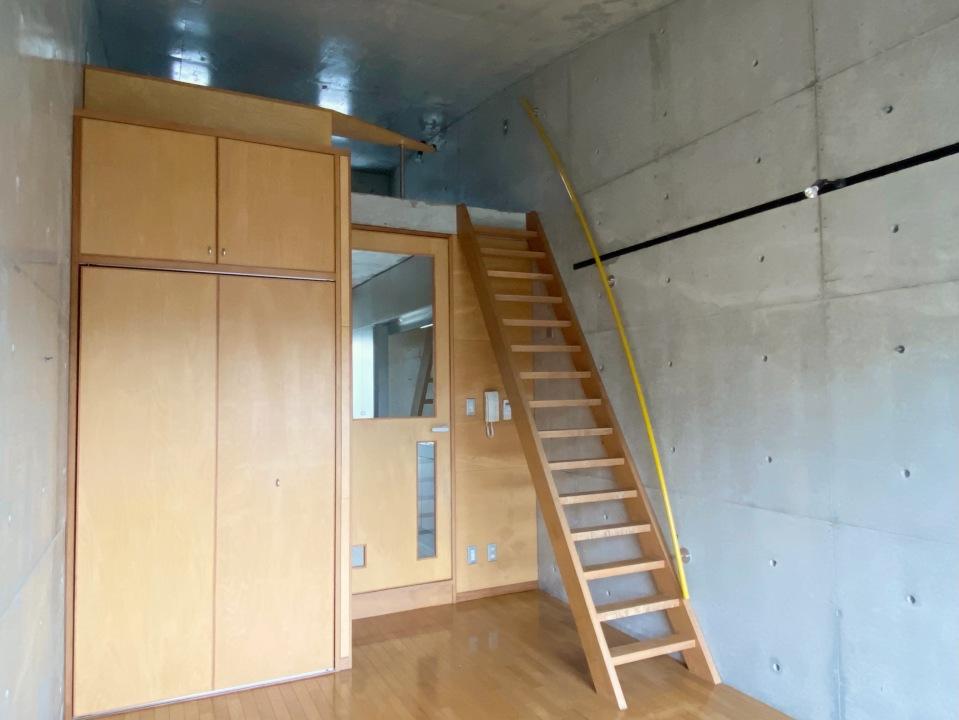 大阪市東住吉区山坂1丁目の賃貸物件/ロフトへ上がるハシゴ。たまらない隠れ家感！