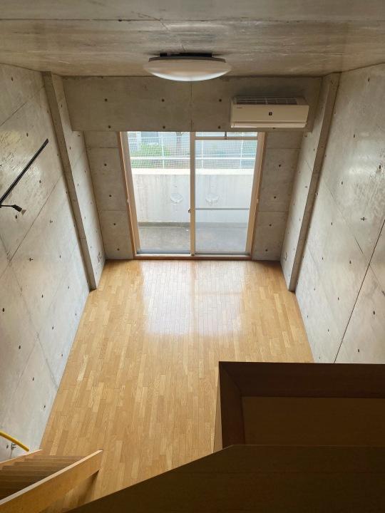 大阪市東住吉区山坂1丁目の賃貸物件/ロフトからの眺め。天井が高く、床面積以上の広さを感じます。