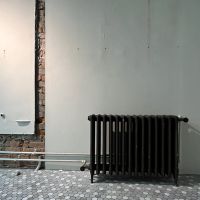 大阪市中央区伏見町３丁目の賃貸物件/暖房方式はセントラルヒーティング。レトロなヒーターが空間のアクセントに。