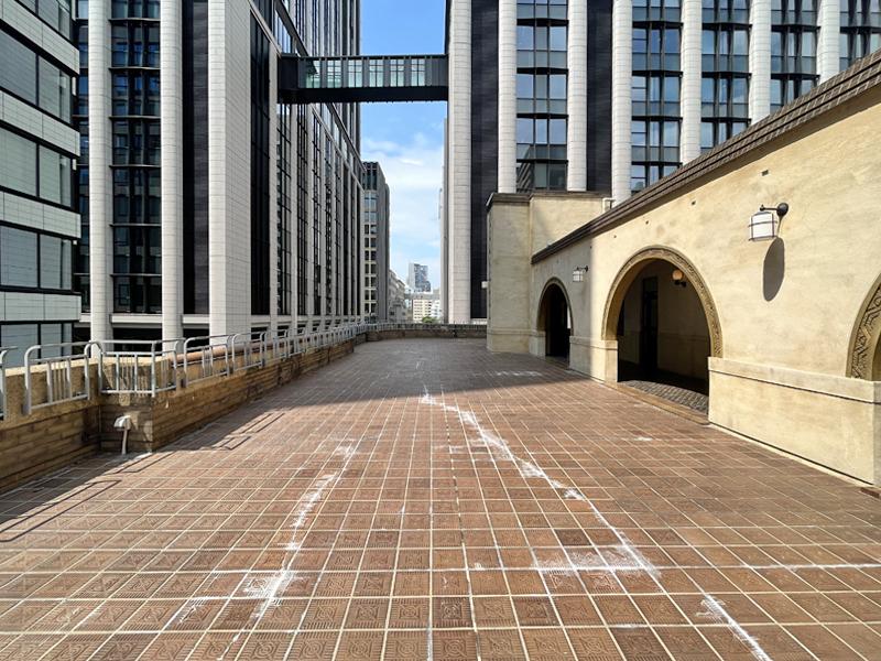 大阪市中央区伏見町３丁目の賃貸物件/オフィスビルが建ち並ぶ中に壮大なモダンテラス、かつては増築部分があったんだとか。