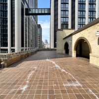 大阪市中央区伏見町３丁目の賃貸物件/オフィスビルが建ち並ぶ中に壮大なモダンテラス、かつては増築部分があったんだとか。