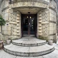 大阪市中央区伏見町３丁目の賃貸物件/濃密な装飾のエントランス