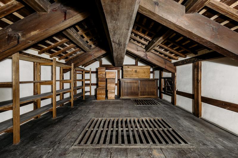 大阪市浪速区元町の賃貸物件/小屋裏の立派な棟木と垂木が存在感を醸し出す。