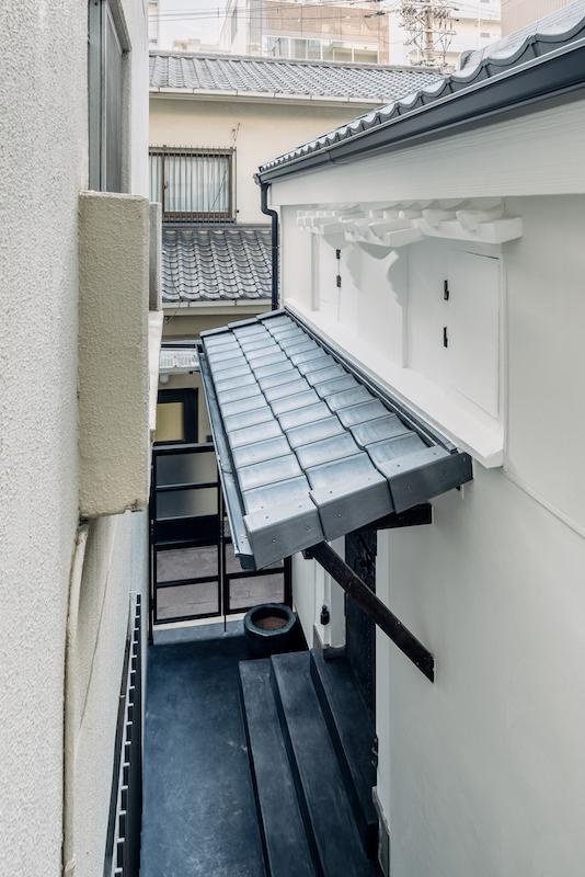 大阪市浪速区元町の賃貸物件/小屋裏の漆喰塗りの窓（建物保存のため開閉不可です）