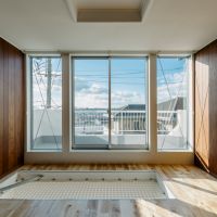 東大阪市五条町９の売買物件/眺望が広がる西側の外壁を取り払い、壁いっぱいのサッシを設置。新規サッシは複層ガラスで断熱対策。