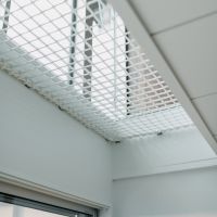 東大阪市五条町９の売買物件/吹き抜け部分のハンモックネット。2階からの彩光が1階のLivingにも届く。