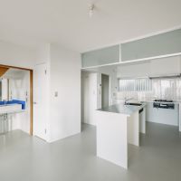 東大阪市五条町９の売買物件/1階Kitchenは内装も設備も一新。内装材には塗装とポリ合板を使用。