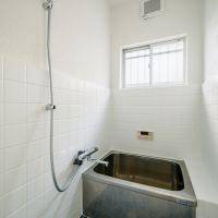 東大阪市五条町９の売買物件/既存の在来浴槽の壁や天井を再塗装。床は細工の細かいタイルを再利用。水栓などは新規に交換。