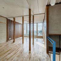 東大阪市五条町９の売買物件/2階Room2。在宅ワーク需要を想定し、デスクなどを置いても開放的に使える空間とした。