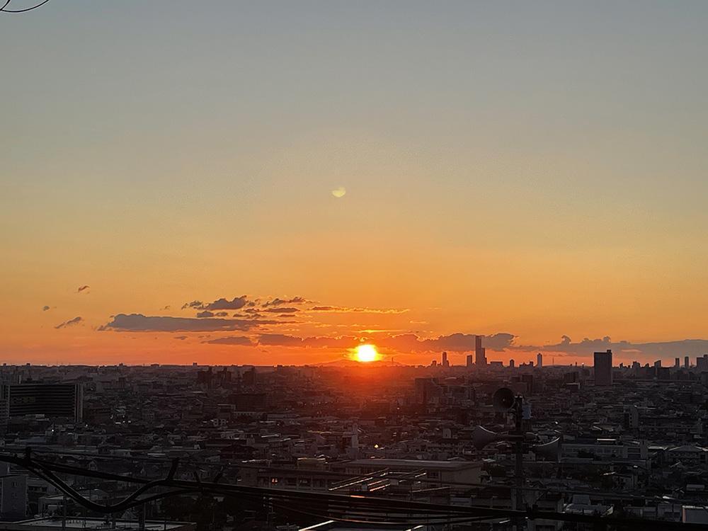 東大阪市五条町９の売買物件/物件の窓からは夕陽もキレイに見える。
