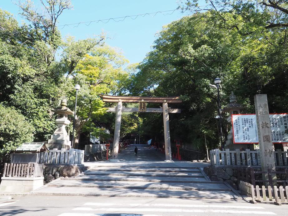 東大阪市五条町９の売買物件/枚岡駅下車すぐのところにある「枚岡神社」。枚岡にはハイキングコースも多数ある。