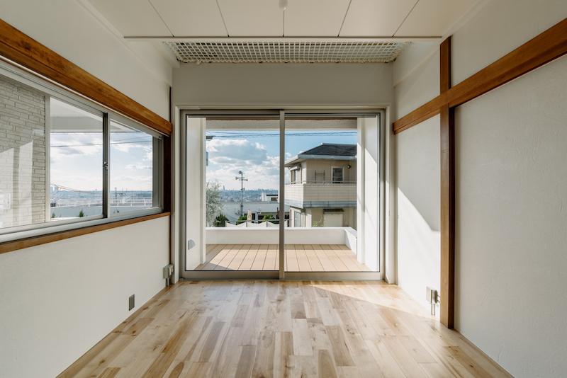 東大阪市五条町９の売買物件/1階Livingの床はサクラの無垢フローリング。水シミなどがつきにくいクリアコーティングが施されている。
