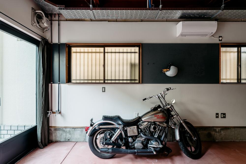 大阪市福島区海老江７丁目の賃貸物件/バイクや自転車愛好家にもぜひ！工具や上着・バッグがかけられるように、壁面には有孔ボードを設置。
