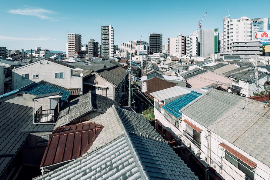 大阪市福島区海老江７丁目の賃貸物件/手前は長屋群の屋根瓦、奥は高層マンションやビル。街の歴史が垣間見える、このエリアならではの眺め。