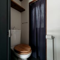 大阪市福島区海老江７丁目の賃貸物件/1階WC。コンセントも設置されているので温水洗浄便座の取り付けも可能です。