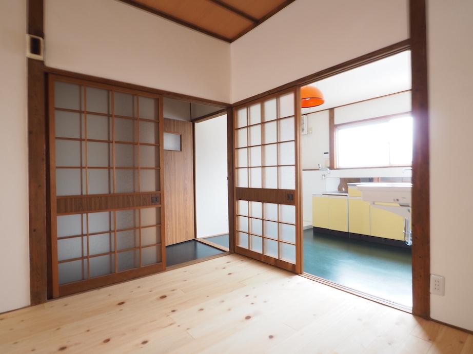 大阪市住吉区上住吉１丁目の賃貸物件/レトロポップな橙色と濃いグリーンPタイル、パステルイエローのかわいい流し台。