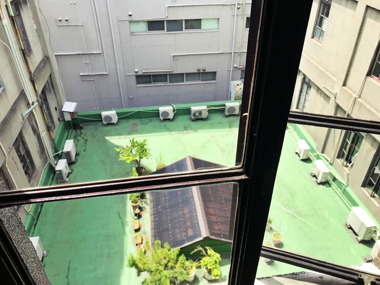 大阪市北区西天満2丁目の賃貸物件/廊下から見下ろす