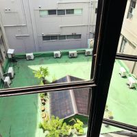 大阪市北区西天満2丁目の賃貸物件/廊下から見下ろす