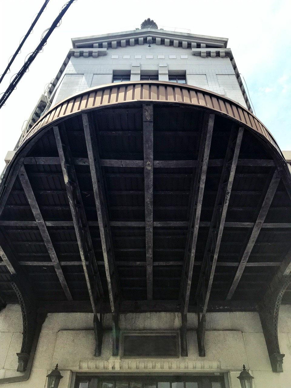 大阪市北区西天満2丁目の賃貸物件/鋼鉄製のひさしも重厚感をまとい