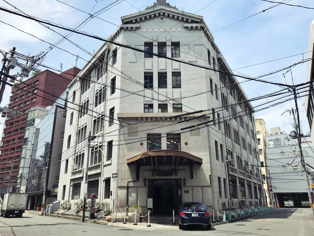 大阪市北区西天満2丁目の賃貸物件/美意識あふれるシンメトリーな外観
