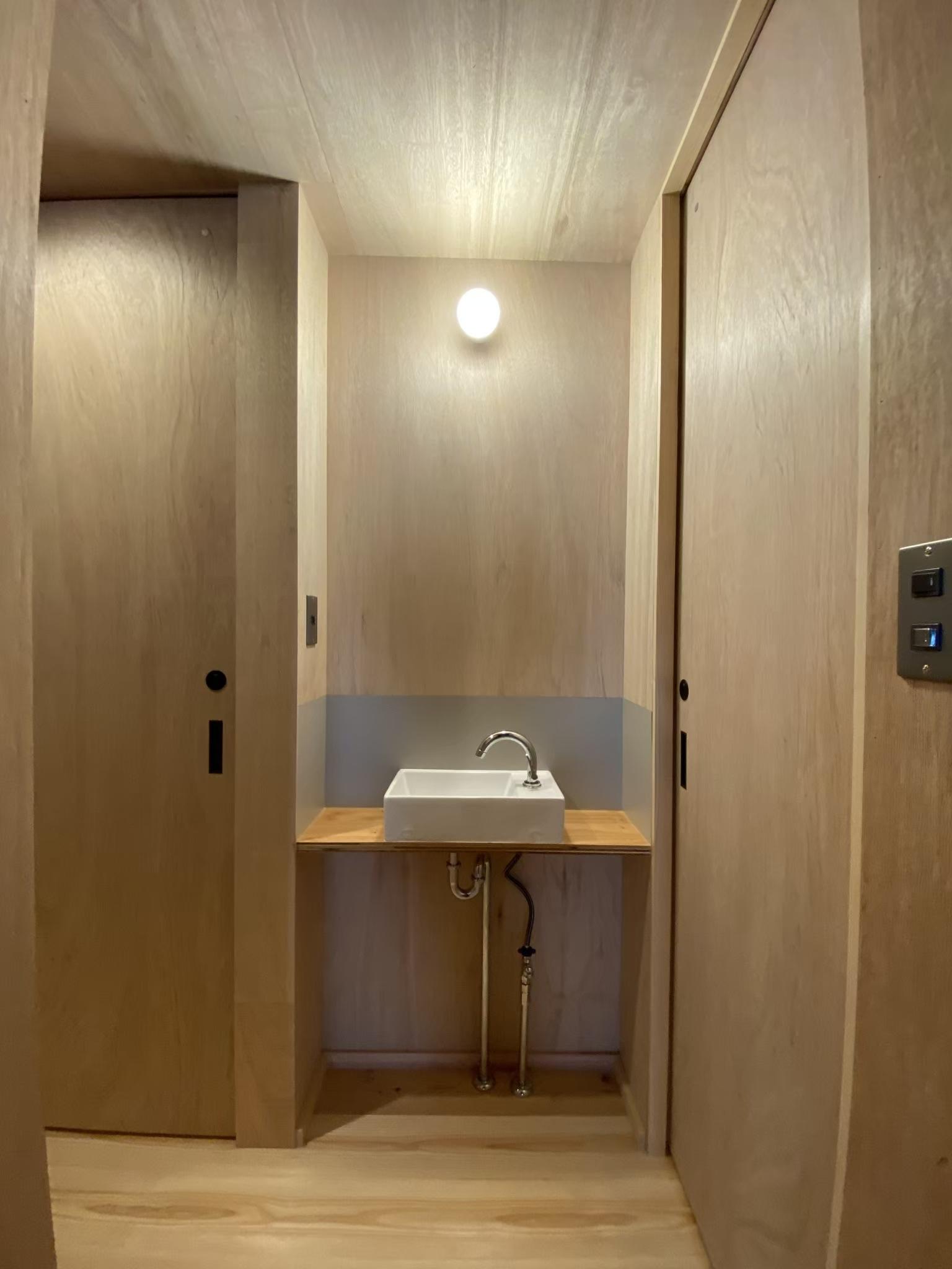 大阪市生野区生野西1丁目の賃貸物件/トイレ前にはあると嬉しい小さな洗面台