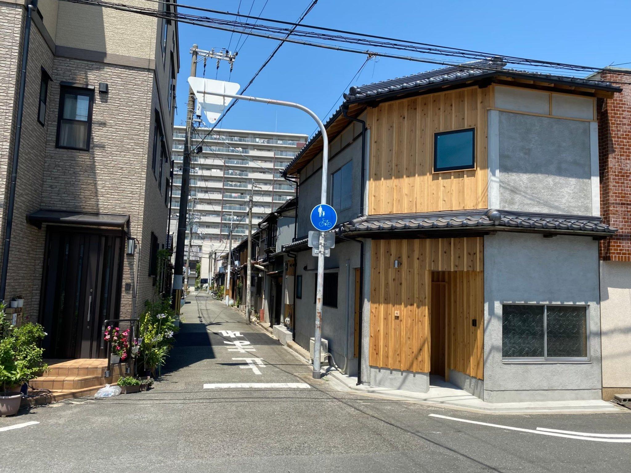 大阪市生野区生野西1丁目の賃貸物件/&rdquo;ナガヤストリート&rdquo;とでも呼べそうな道の両側に長屋が軒を連ねる街並み、そんな玄関口にある角長屋です