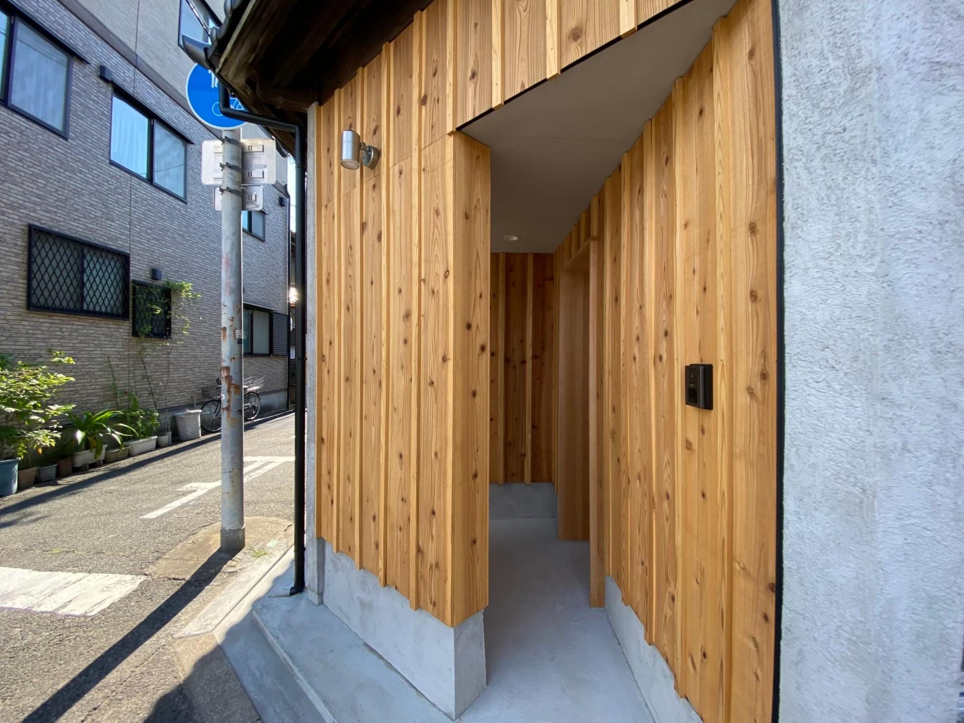 大阪市生野区生野西1丁目の賃貸物件/無垢板張りの壁の裏には玄関があります