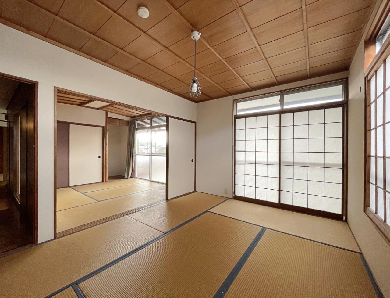 枚方市杉山手1-3-10の賃貸物件/二間続きの和室。障子の奥側にウッドテラスがあります。
