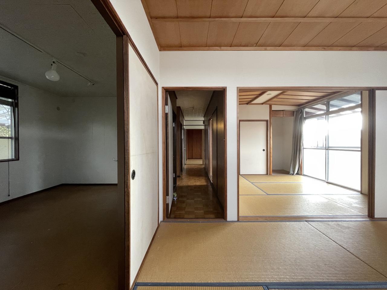 枚方市杉山手1-3-10の賃貸物件/建物の真ん中に廊下を挟んでトイレ、洗面、浴室などの水回りがあります。