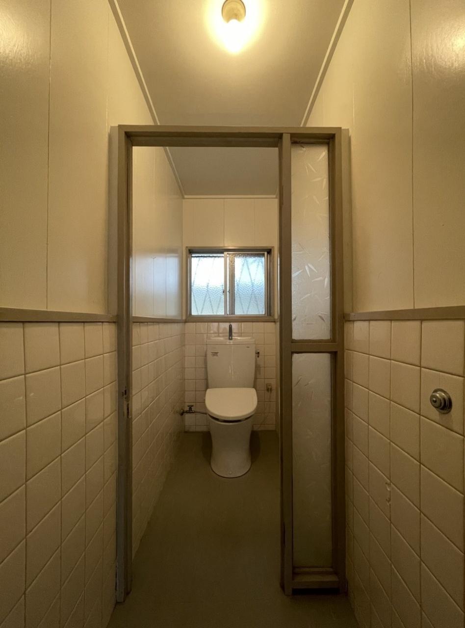 枚方市杉山手1-3-10の賃貸物件/トイレもレトロな雰囲気が漂います