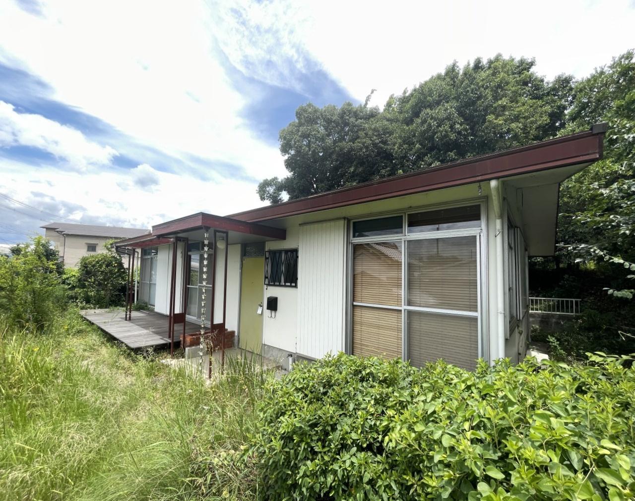 枚方市杉山手1-3-10の賃貸物件/建物外観。広い敷地の平屋暮らしは開放感があります