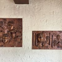 大阪市東住吉区山坂2丁目5-13の賃貸物件/壁に飾られたアートたち