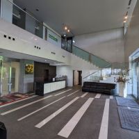 大阪府大阪市淀川区十三東１丁目の賃貸物件/コンシェルジュデスクのある吹き抜けエントランス