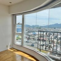 富田林市若松町西2丁目の賃貸物件/クローゼットを背に見た風景。山々が広がります
