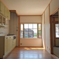 豊中市西緑丘１丁目の賃貸物件/【2階】DKも洋室同等の特徴。8畳の和室と繋がっています。